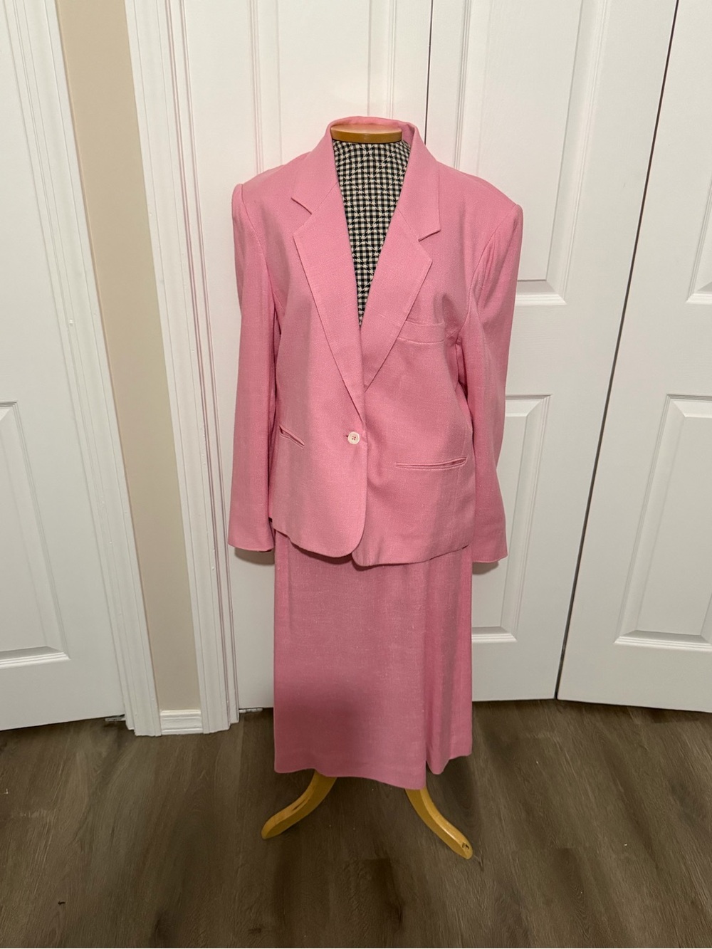 Vintage NWT Classic Pink Women's Blazer and Skirt Set 16
